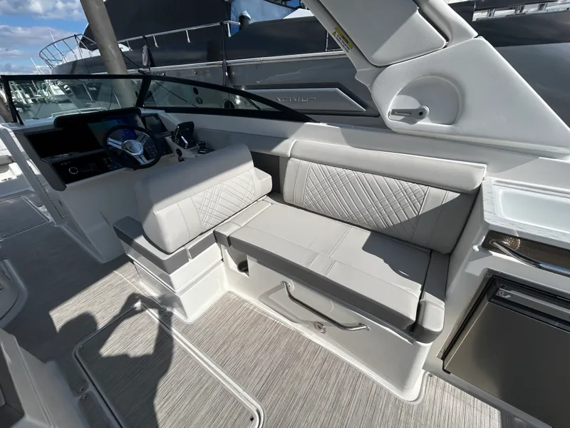 Slide: The Image of Sea Ray SDX 290 Outboard 2026 - 31