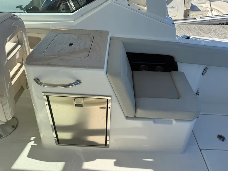 Slide: The Image of Boston Whaler VANTAGE 2022 - 10