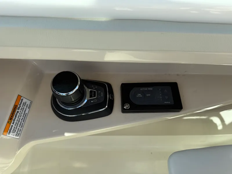 Slide: The Image of Boston Whaler VANTAGE 2022 - 15