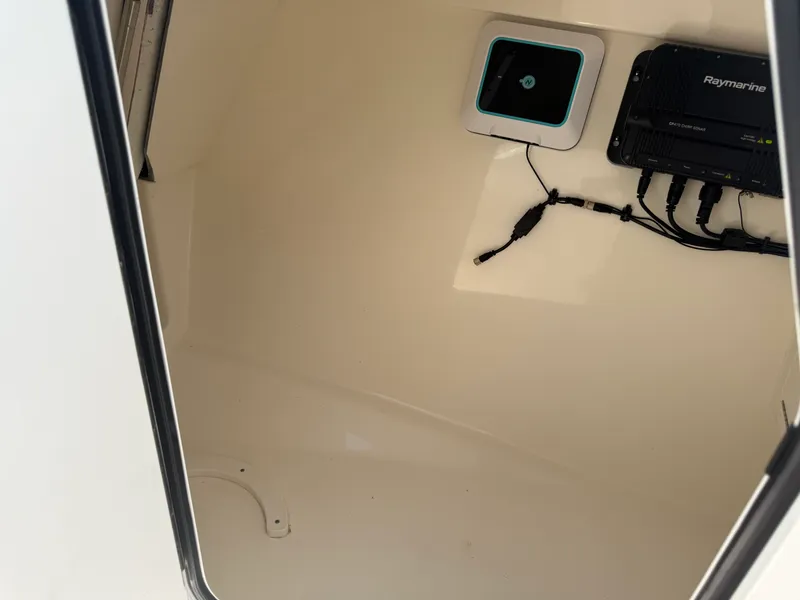 Slide: The Image of Boston Whaler VANTAGE 2022 - 19