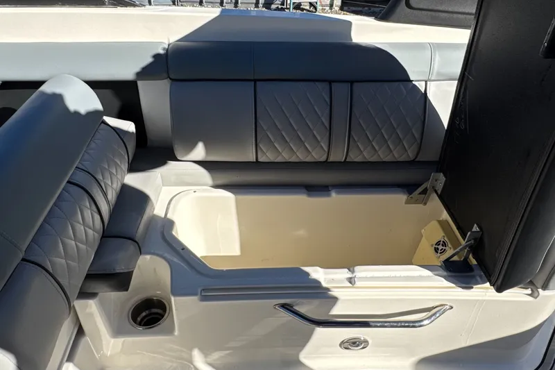 Slide: The Image of Sea Ray SDX 270 2017 - 16