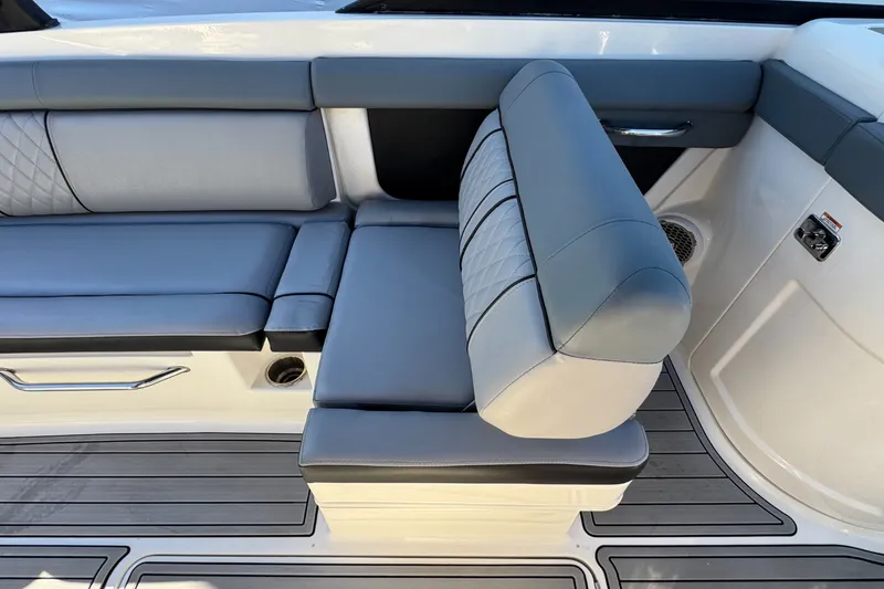 Slide: The Image of Sea Ray SDX 270 2017 - 19