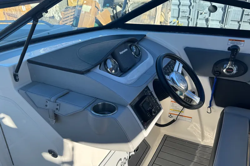 Slide: The Image of Sea Ray SDX 270 2017 - 22