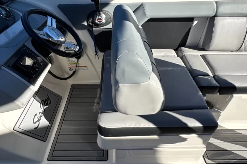 Slide: The Image of Sea Ray SDX 270 2017 - 24