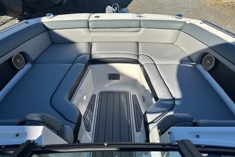 Slide: The Image of Sea Ray SDX 270 2017 - 28