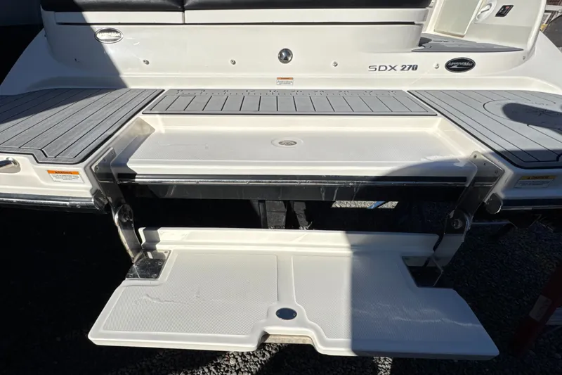 Slide: The Image of Sea Ray SDX 270 2017 - 9