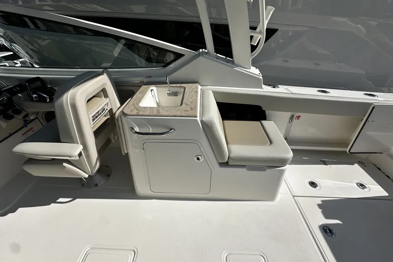 Slide: The Image of Boston Whaler 280 Vantage 2026 - 15