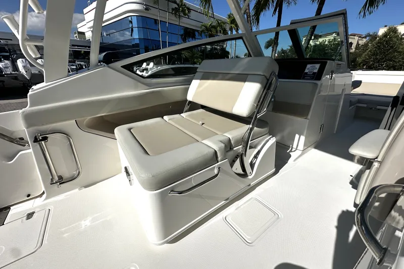 Slide: The Image of Boston Whaler 280 Vantage 2026 - 17