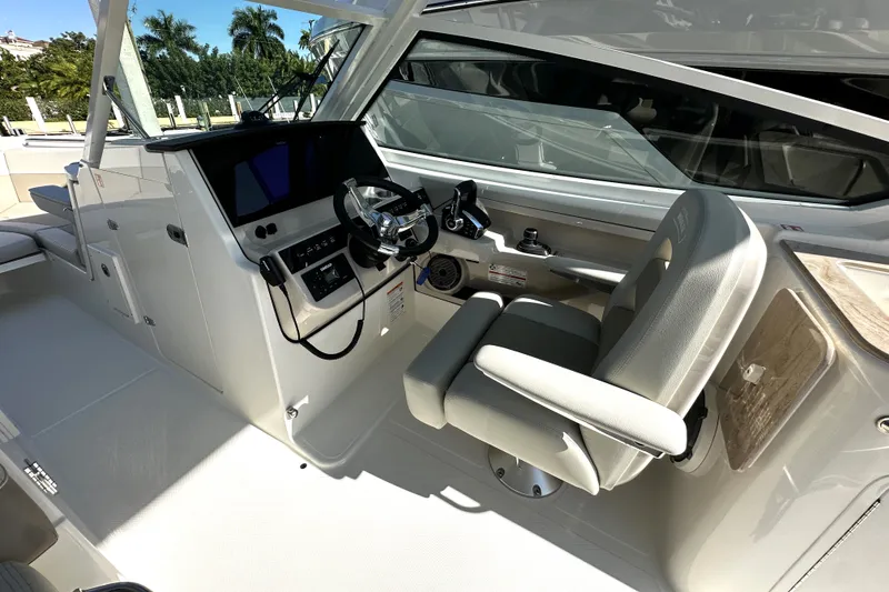 Slide: The Image of Boston Whaler 280 Vantage 2026 - 20