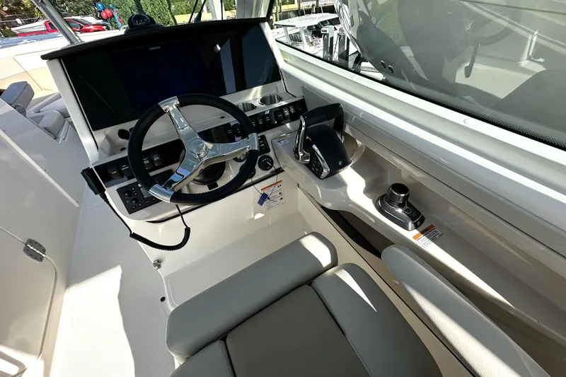 Slide: The Image of Boston Whaler 280 Vantage 2026 - 22