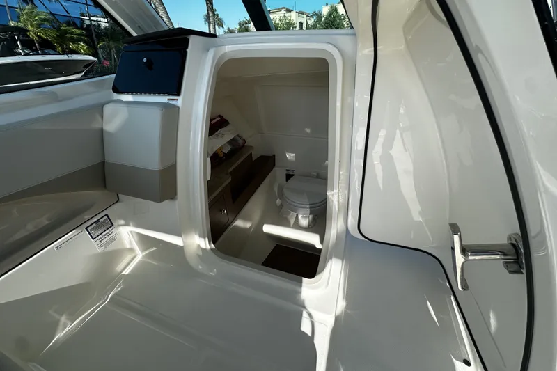 Slide: The Image of Boston Whaler 280 Vantage 2026 - 24