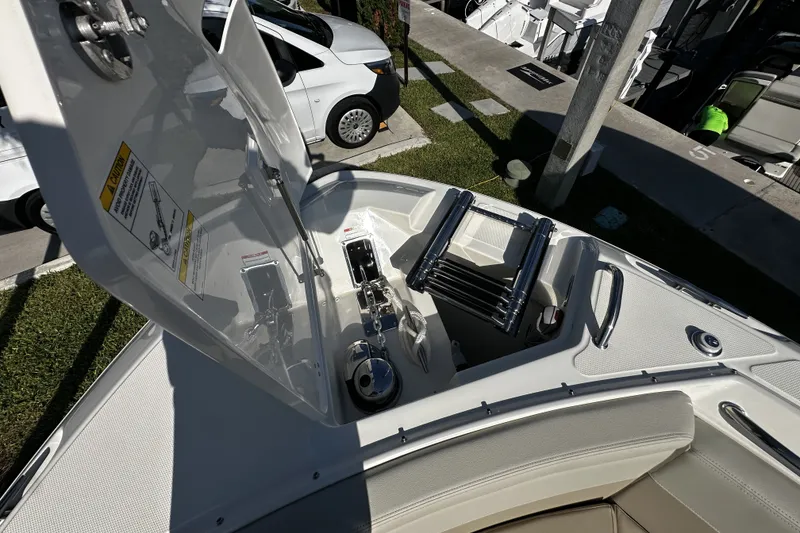 Slide: The Image of Boston Whaler 280 Vantage 2026 - 26