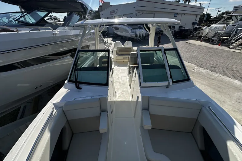 Slide: The Image of Boston Whaler 280 Vantage 2026 - 27