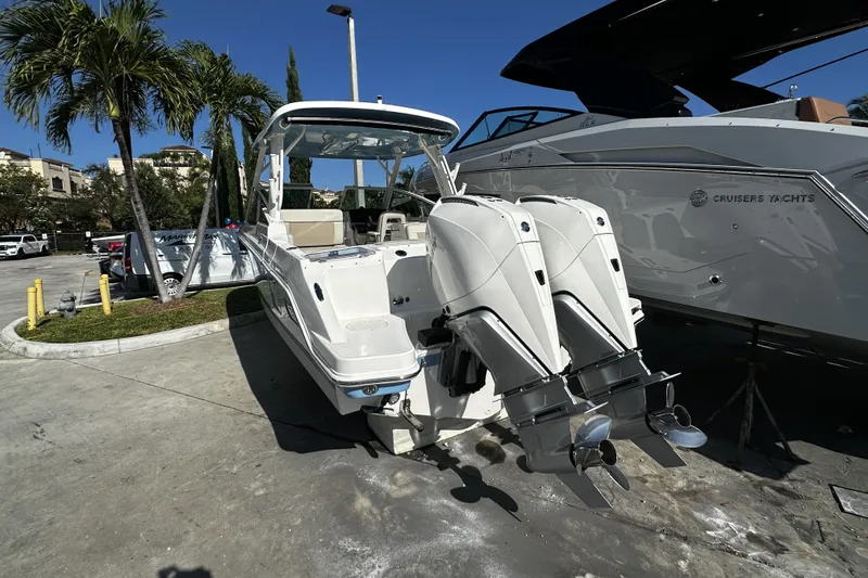 Slide: The Image of Boston Whaler 280 Vantage 2026 - 5