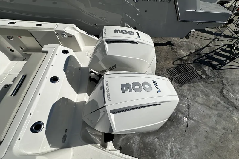 Slide: The Image of Boston Whaler 280 Vantage 2026 - 8