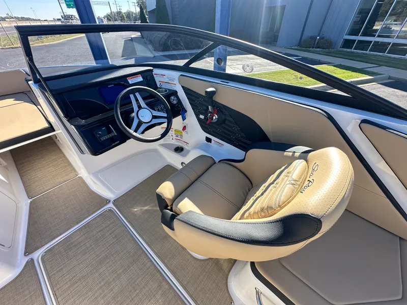 Slide: The Image of Sea Ray SPX 210 2026 - 10