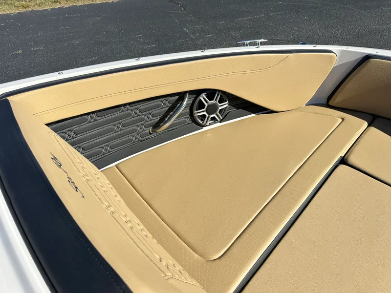 Slide: The Image of Sea Ray SPX 210 2026 - 15