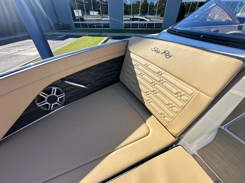 Slide: The Image of Sea Ray SPX 210 2026 - 16