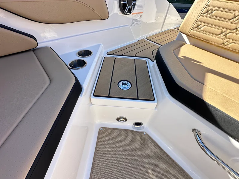 Slide: The Image of Sea Ray SPX 210 2026 - 19