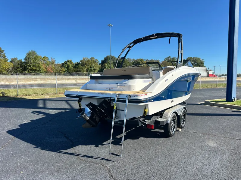 Slide: The Image of Sea Ray SPX 210 2026 - 2