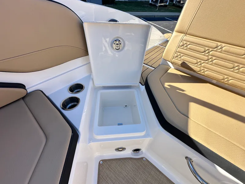 Slide: The Image of Sea Ray SPX 210 2026 - 20