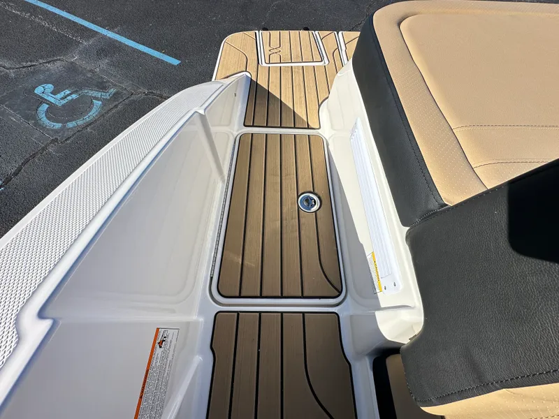 Slide: The Image of Sea Ray SPX 210 2026 - 21