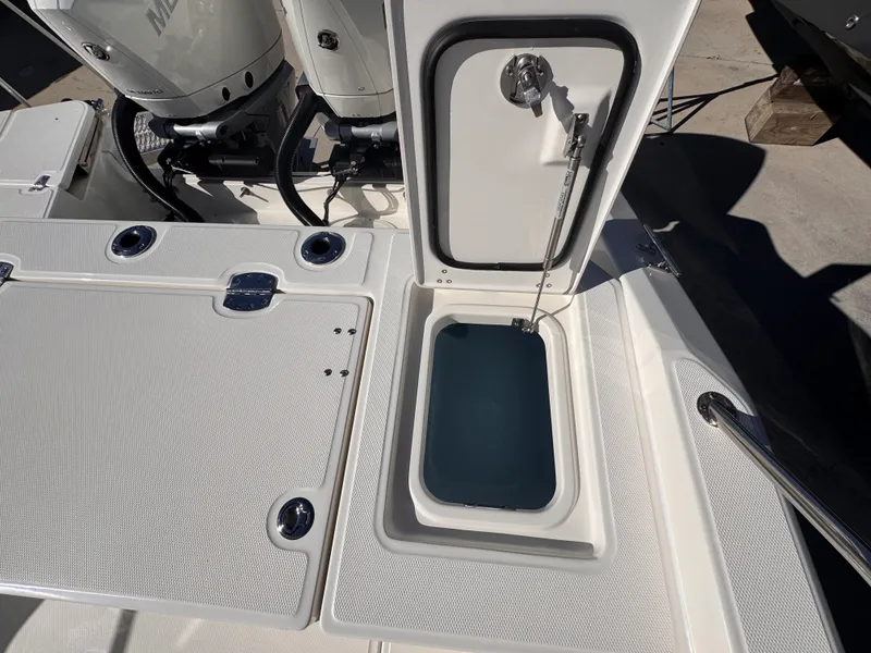 Slide: The Image of Boston Whaler 280 Dauntless 2026 - 12