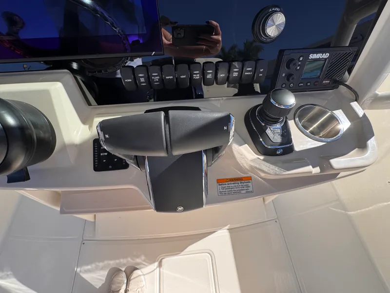 Slide: The Image of Boston Whaler 280 Dauntless 2026 - 19