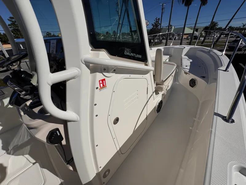 Slide: The Image of Boston Whaler 280 Dauntless 2026 - 20