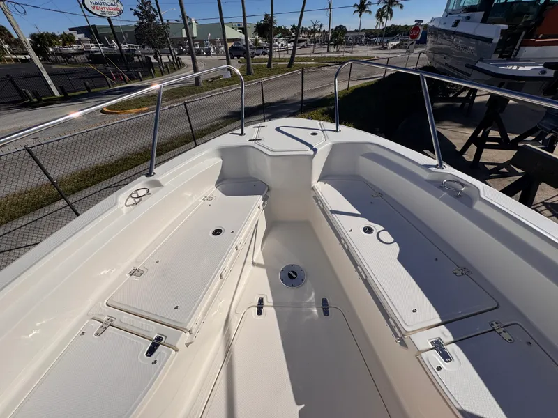 Slide: The Image of Boston Whaler 280 Dauntless 2026 - 23