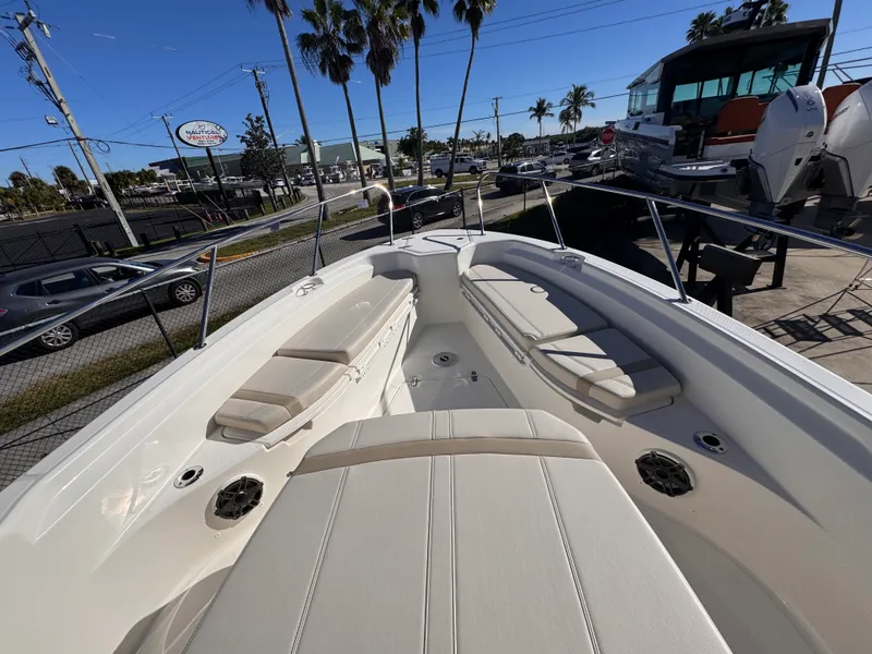 Slide: The Image of Boston Whaler 280 Dauntless 2026 - 24