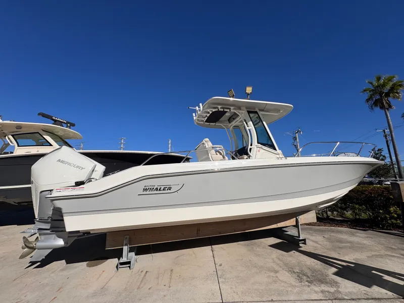 Slide: The Image of Boston Whaler 280 Dauntless 2026 - 8