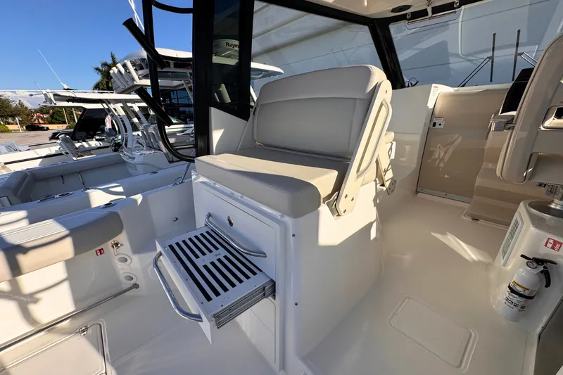 Slide: The Image of Boston Whaler 325 Conquest 2026 - 16