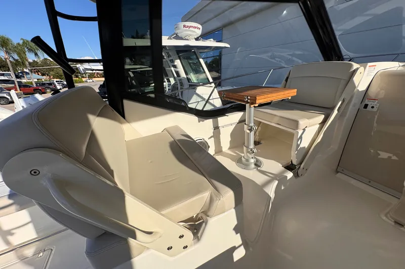 Slide: The Image of Boston Whaler 325 Conquest 2026 - 20