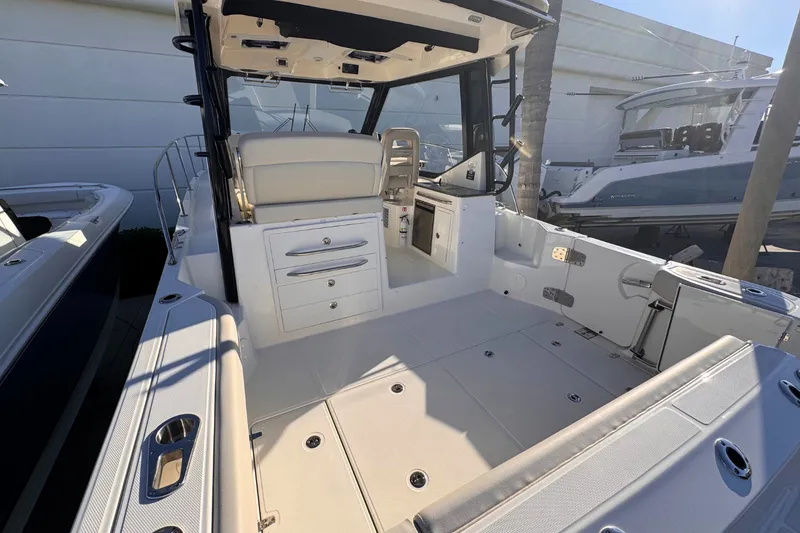 Slide: The Image of Boston Whaler 325 Conquest 2026 - 9