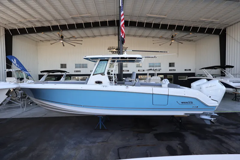 The Image of Boston Whaler 330 Outrage 2026 - 0