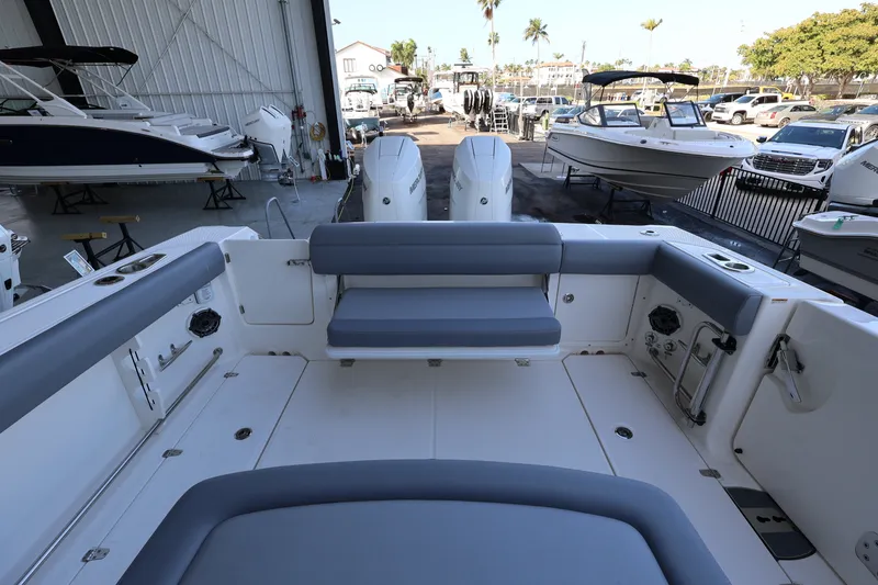 Slide: The Image of Boston Whaler 330 Outrage 2026 - 10