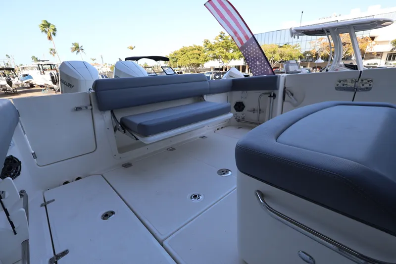 Slide: The Image of Boston Whaler 330 Outrage 2026 - 11