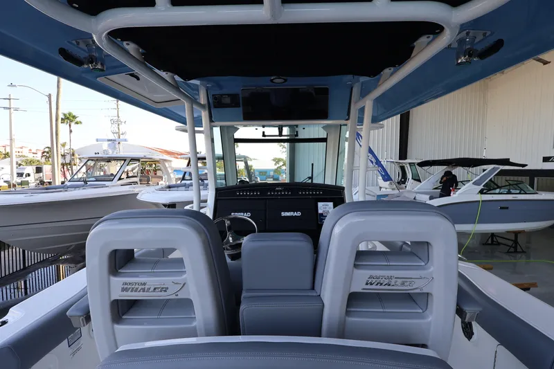 Slide: The Image of Boston Whaler 330 Outrage 2026 - 12