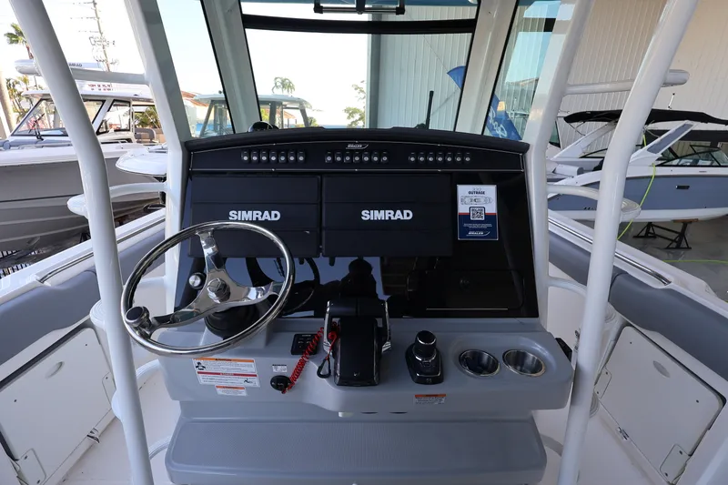 Slide: The Image of Boston Whaler 330 Outrage 2026 - 14