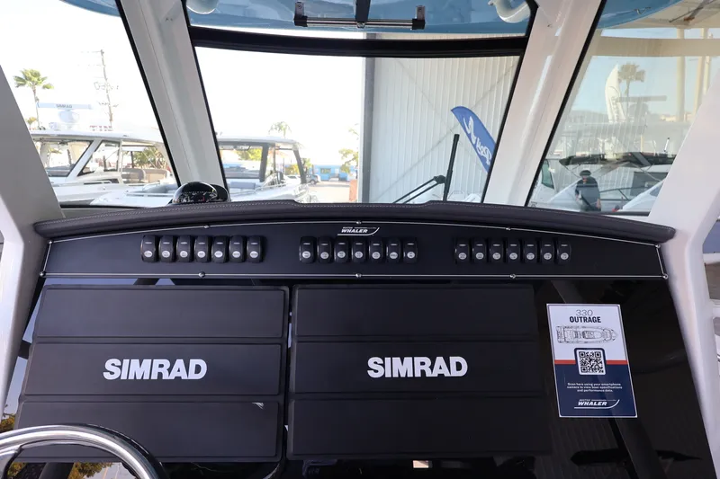 Slide: The Image of Boston Whaler 330 Outrage 2026 - 17