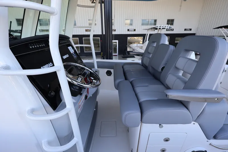 Slide: The Image of Boston Whaler 330 Outrage 2026 - 19