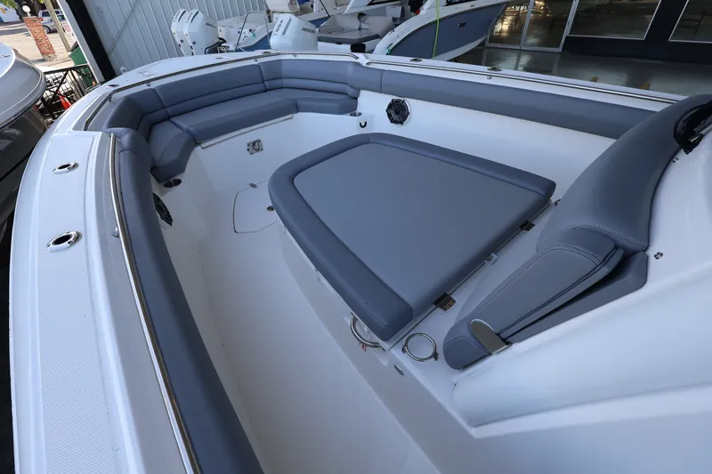 Slide: The Image of Boston Whaler 330 Outrage 2026 - 24