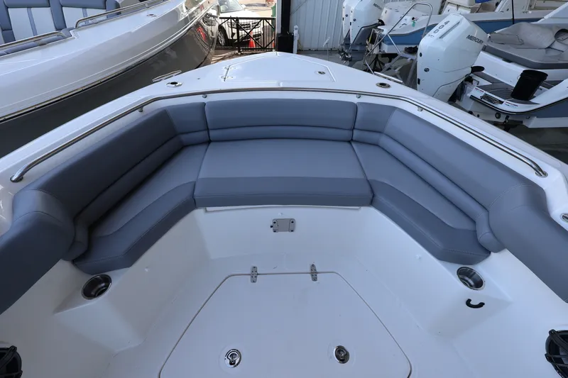 Slide: The Image of Boston Whaler 330 Outrage 2026 - 25