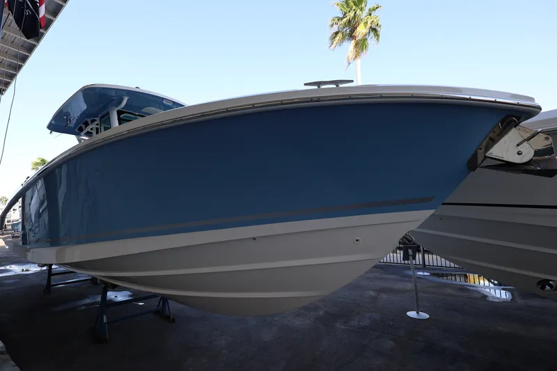 Slide: The Image of Boston Whaler 330 Outrage 2026 - 3