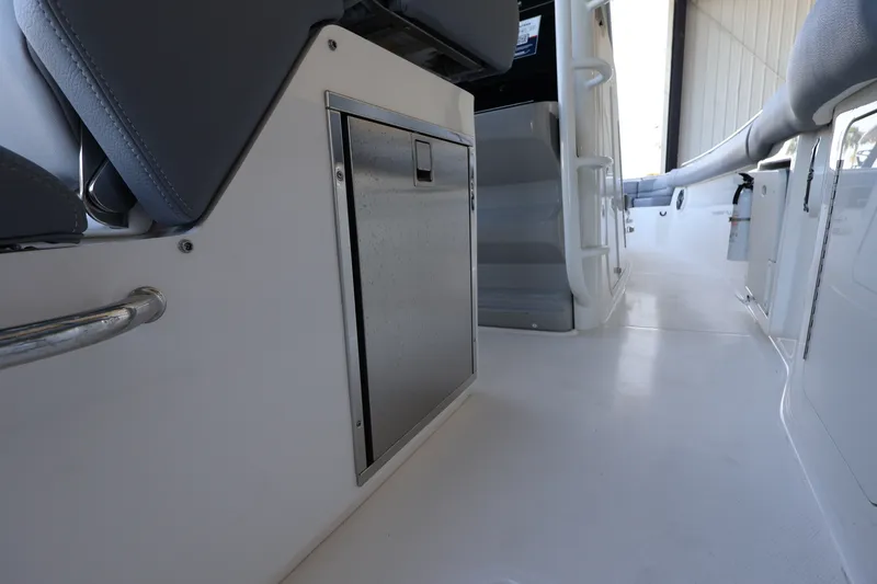 Slide: The Image of Boston Whaler 330 Outrage 2026 - 30