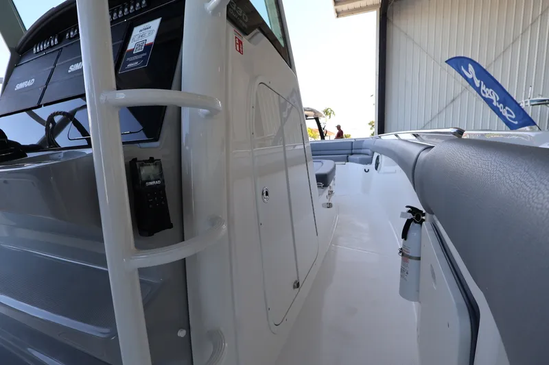 Slide: The Image of Boston Whaler 330 Outrage 2026 - 31