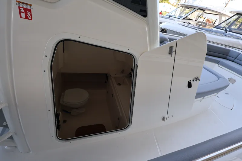 Slide: The Image of Boston Whaler 330 Outrage 2026 - 32