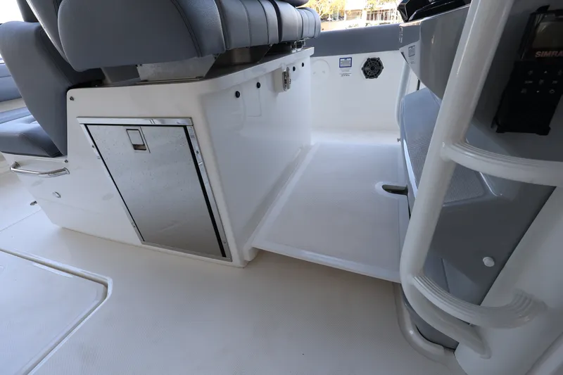 Slide: The Image of Boston Whaler 330 Outrage 2026 - 36