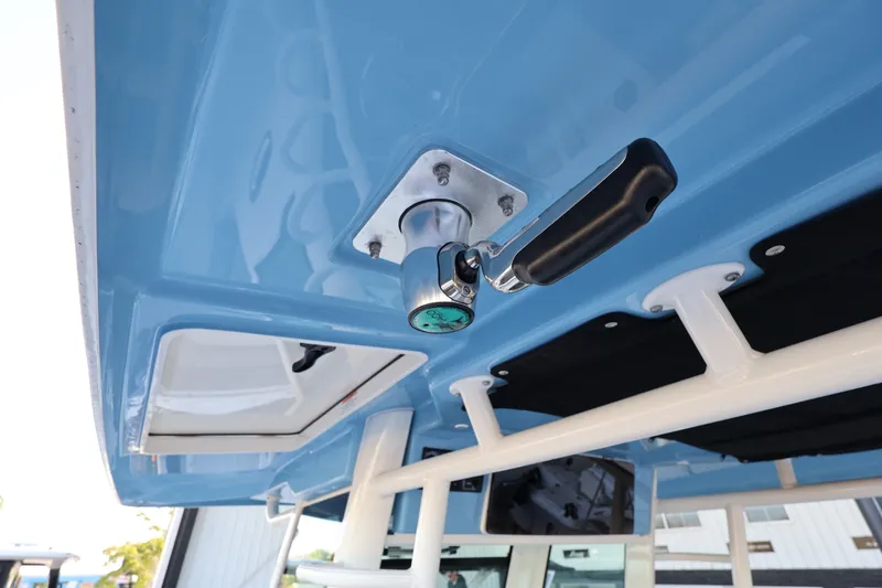 Slide: The Image of Boston Whaler 330 Outrage 2026 - 38